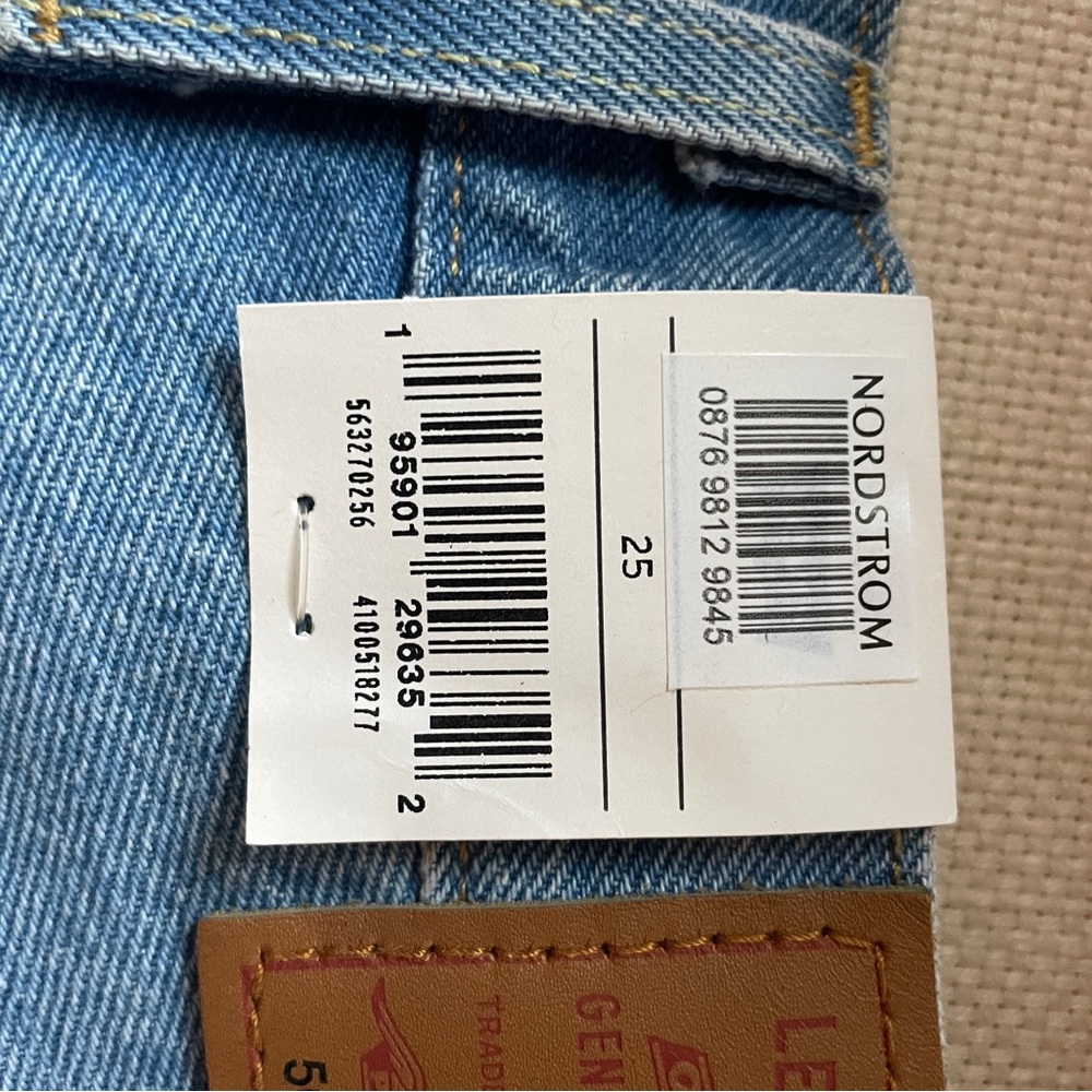 Levi’s 501 Jean Shorts - Picture 5 of 7